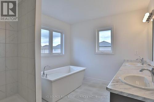 31 Rockcliffe Drive, Kitchener, ON - Indoor Photo Showing Bathroom