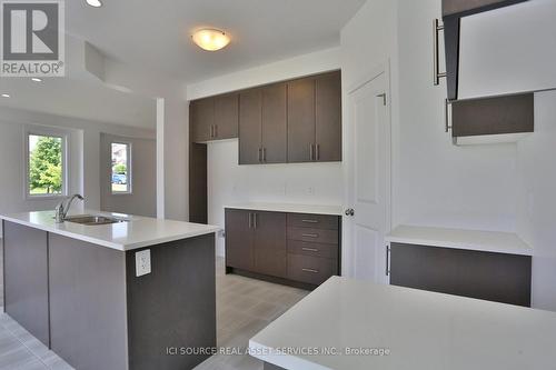 31 Rockcliffe Drive, Kitchener, ON - Indoor Photo Showing Kitchen