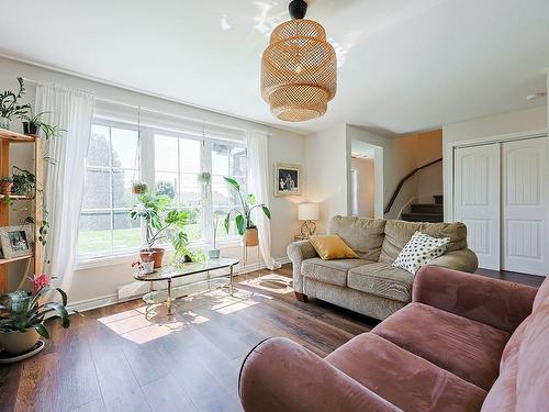 Living room - 84 Rue Du Couvent, Saint-André-D'Argenteuil, QC - Indoor Photo Showing Living Room