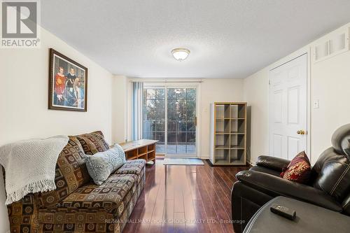 89 Mosaics Avenue, Aurora, ON - Indoor Photo Showing Living Room