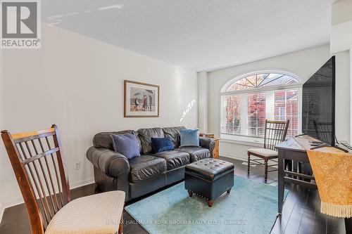 89 Mosaics Avenue, Aurora, ON - Indoor Photo Showing Living Room