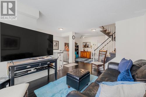 89 Mosaics Avenue, Aurora, ON - Indoor Photo Showing Living Room