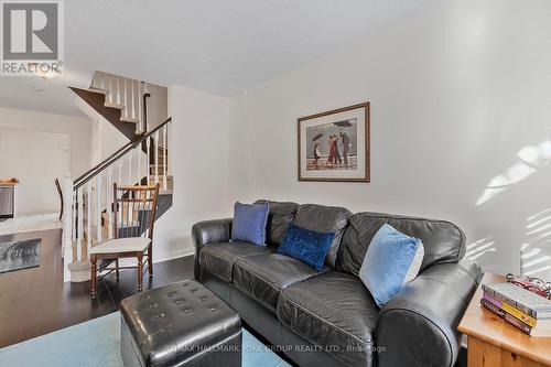 89 Mosaics Avenue, Aurora, ON - Indoor Photo Showing Living Room