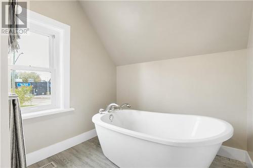 Fabulous soaker tub - 24 Munroe Avenue E, Renfrew, ON - Indoor Photo Showing Bathroom