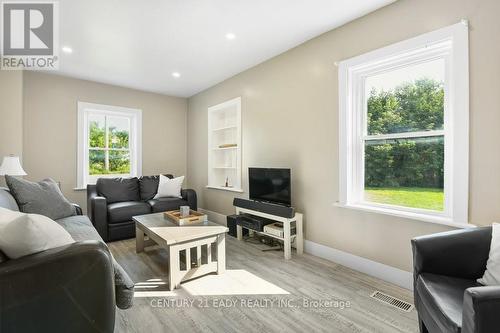 24 Munroe Avenue E, Renfrew, ON - Indoor Photo Showing Living Room