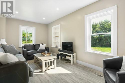 Loads of natural light - 24 Munroe Avenue E, Renfrew, ON - Indoor Photo Showing Living Room