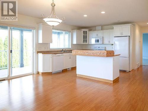 7171 Georgia Cres, Powell River, BC - Indoor Photo Showing Kitchen With Double Sink