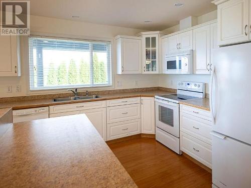 7171 Georgia Cres, Powell River, BC - Indoor Photo Showing Kitchen With Double Sink