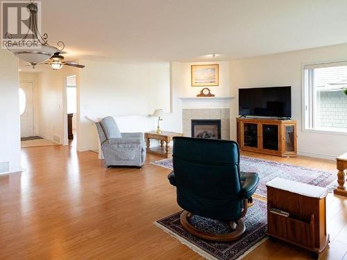 7171 Georgia Cres, Powell River, BC - Indoor Photo Showing Living Room With Fireplace