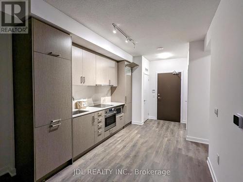 816 - 60 Honeycrisp Crescent, Vaughan, ON - Indoor Photo Showing Kitchen