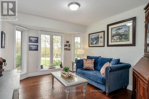 20334 Main Street, Caledon, ON - Indoor Photo Showing Living Room