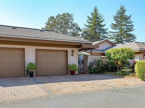 19-901 Kentwood Lane, Saanich, BC 