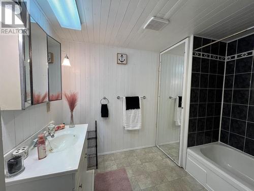 336 100B Avenue, Dawson Creek, BC - Indoor Photo Showing Bathroom