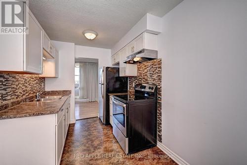 907 - 225 Harvard Place, Waterloo, ON - Indoor Photo Showing Kitchen With Double Sink