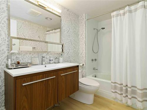 403-1159 Beach Dr, Oak Bay, BC - Indoor Photo Showing Bathroom