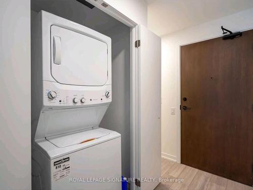 1801-4065 Confederation Pkwy, Mississauga, ON - Indoor Photo Showing Laundry Room