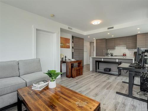 1101-777 Herald St, Victoria, BC - Indoor Photo Showing Living Room