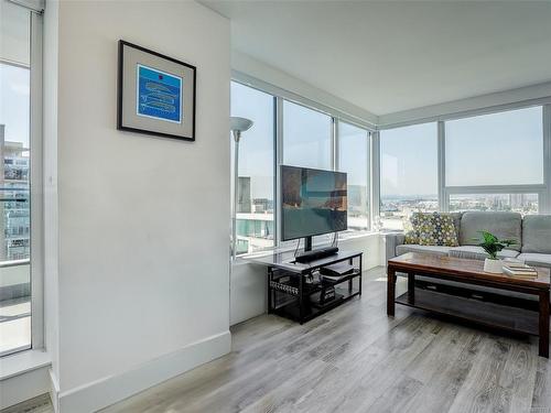 1101-777 Herald St, Victoria, BC - Indoor Photo Showing Living Room