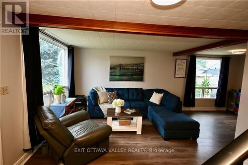 701 Fischer Street, Pembroke, ON - Indoor Photo Showing Living Room