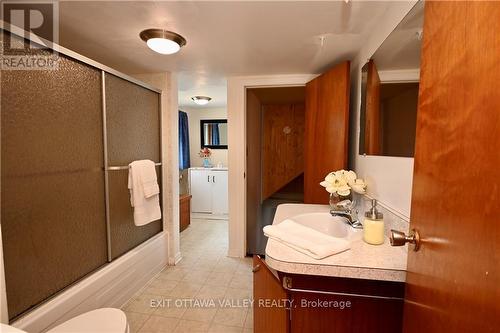 701 Fischer Street, Pembroke, ON - Indoor Photo Showing Bathroom