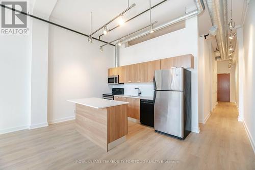 325 - 43 Hanna Avenue, Toronto, ON - Indoor Photo Showing Kitchen