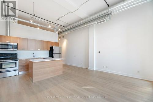 325 - 43 Hanna Avenue, Toronto, ON - Indoor Photo Showing Kitchen