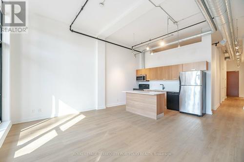 325 - 43 Hanna Avenue, Toronto, ON - Indoor Photo Showing Kitchen