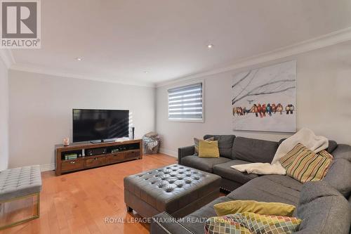 44 North Ridge Road, Vaughan, ON - Indoor Photo Showing Living Room