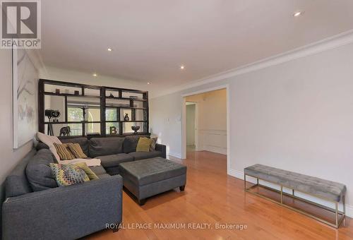 44 North Ridge Road, Vaughan, ON - Indoor Photo Showing Living Room