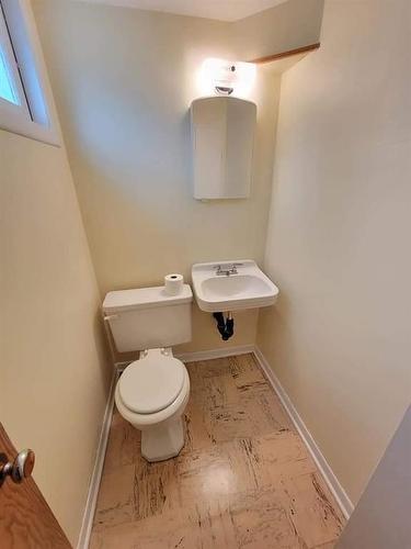 152 2Nd Street Se, Minnedosa, MB - Indoor Photo Showing Bathroom