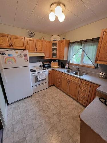 152 2Nd Street Se, Minnedosa, MB - Indoor Photo Showing Kitchen With Double Sink