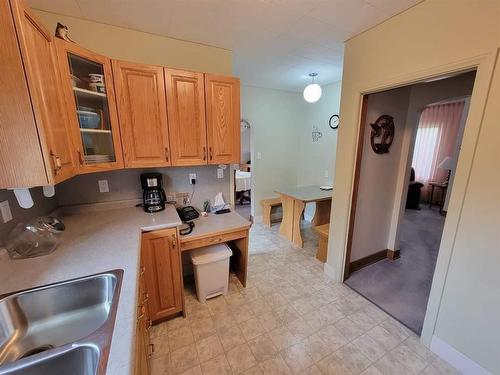 152 2Nd Street Se, Minnedosa, MB - Indoor Photo Showing Kitchen