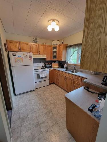 152 2Nd Street Se, Minnedosa, MB - Indoor Photo Showing Kitchen With Double Sink