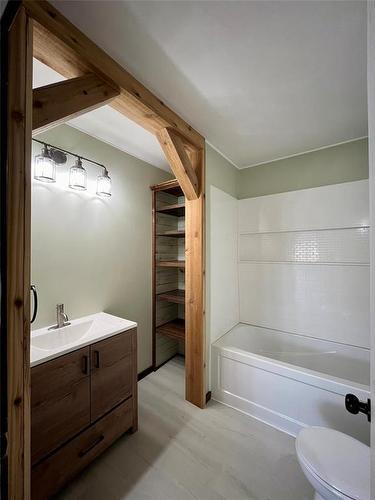 302 Johnson Street, Boissevain, MB - Indoor Photo Showing Bathroom