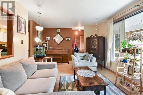 10 Amy Street, Brockville, ON - Indoor Photo Showing Living Room