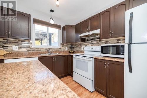 1108 Boundary Road, Pembroke, ON - Indoor Photo Showing Kitchen With Double Sink