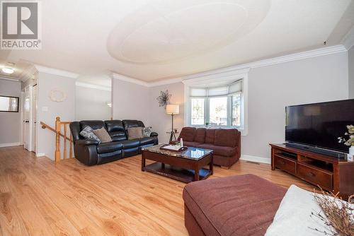 1108 Boundary Road, Pembroke, ON - Indoor Photo Showing Living Room