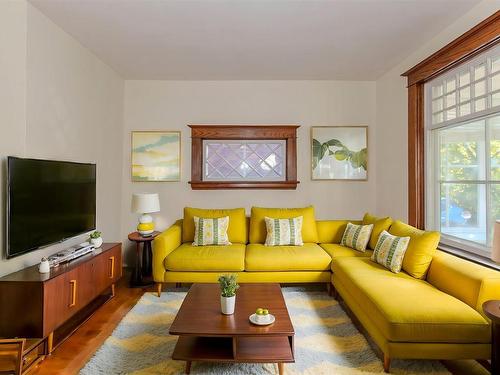 210 Norah Street N, Thunder Bay, ON - Indoor Photo Showing Living Room