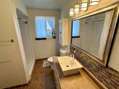 209 Regina Avenue, Thunder Bay, ON - Indoor Photo Showing Bathroom