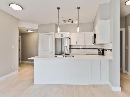 204-844 Goldstream Ave, Langford, BC - Indoor Photo Showing Kitchen