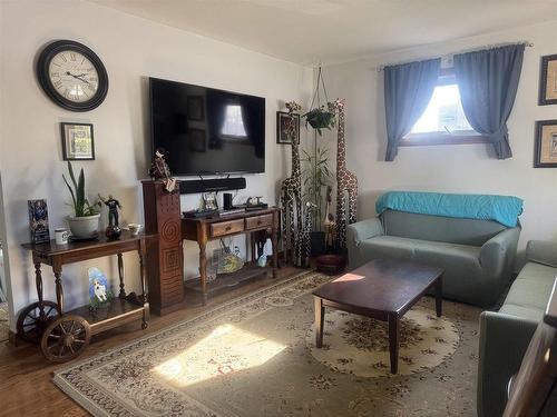 407 High Street S, Thunder Bay, ON - Indoor Photo Showing Living Room