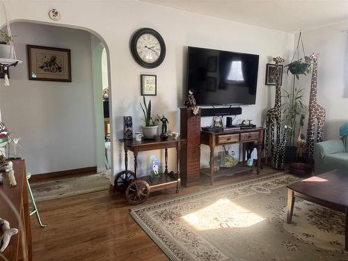 407 High Street S, Thunder Bay, ON - Indoor Photo Showing Living Room