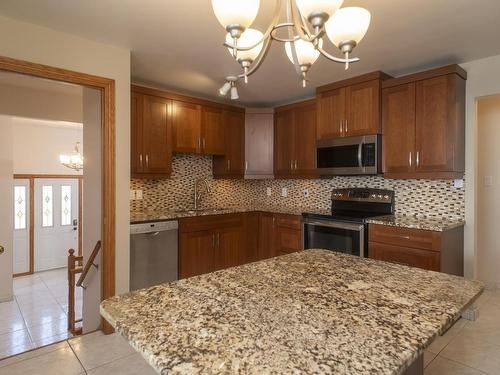 3237 Chilton Ave., Thunder Bay, ON - Indoor Photo Showing Kitchen With Upgraded Kitchen