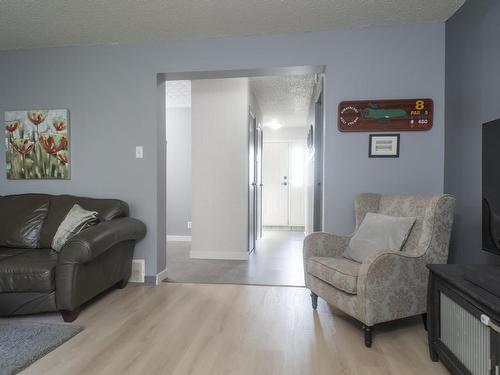 402 Brant St, Thunder Bay, ON - Indoor Photo Showing Living Room