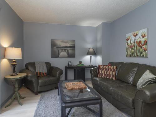 402 Brant St, Thunder Bay, ON - Indoor Photo Showing Living Room