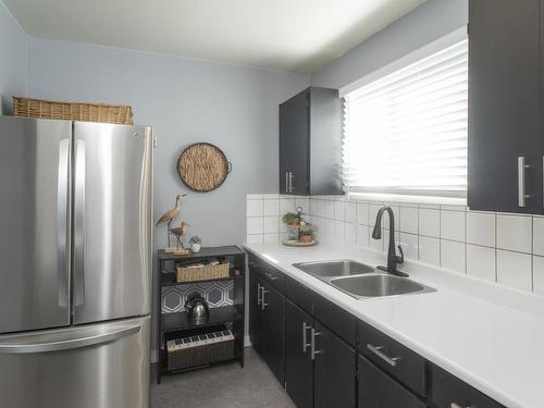 402 Brant St, Thunder Bay, ON - Indoor Photo Showing Kitchen With Double Sink