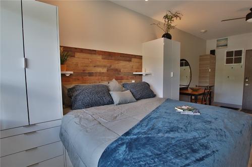 414-2555 Lakeshore Road, Vernon, BC - Indoor Photo Showing Bedroom