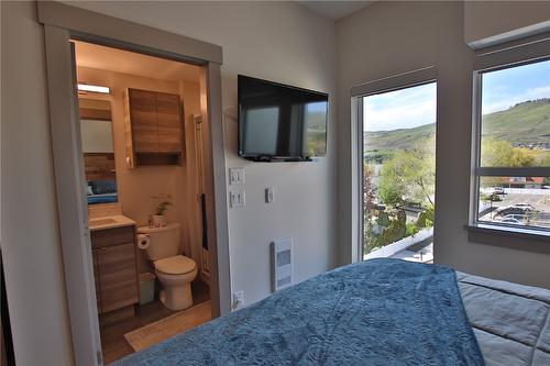 414-2555 Lakeshore Road, Vernon, BC - Indoor Photo Showing Bedroom