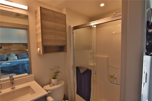 414-2555 Lakeshore Road, Vernon, BC - Indoor Photo Showing Bathroom