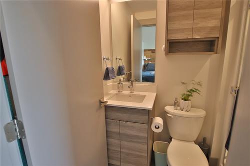 414-2555 Lakeshore Road, Vernon, BC - Indoor Photo Showing Bathroom